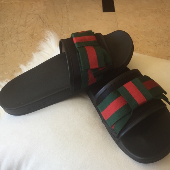 Gucci Shoes - GUCCI BLACK W/SIGNATURE WEB PURSUIT BOW SLIDE